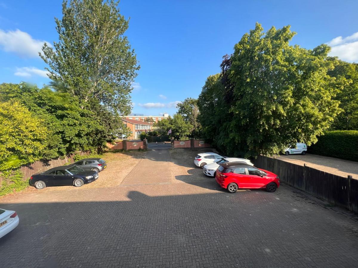 All Seasons Gatwick Guest House & Parking Horley Exterior photo
