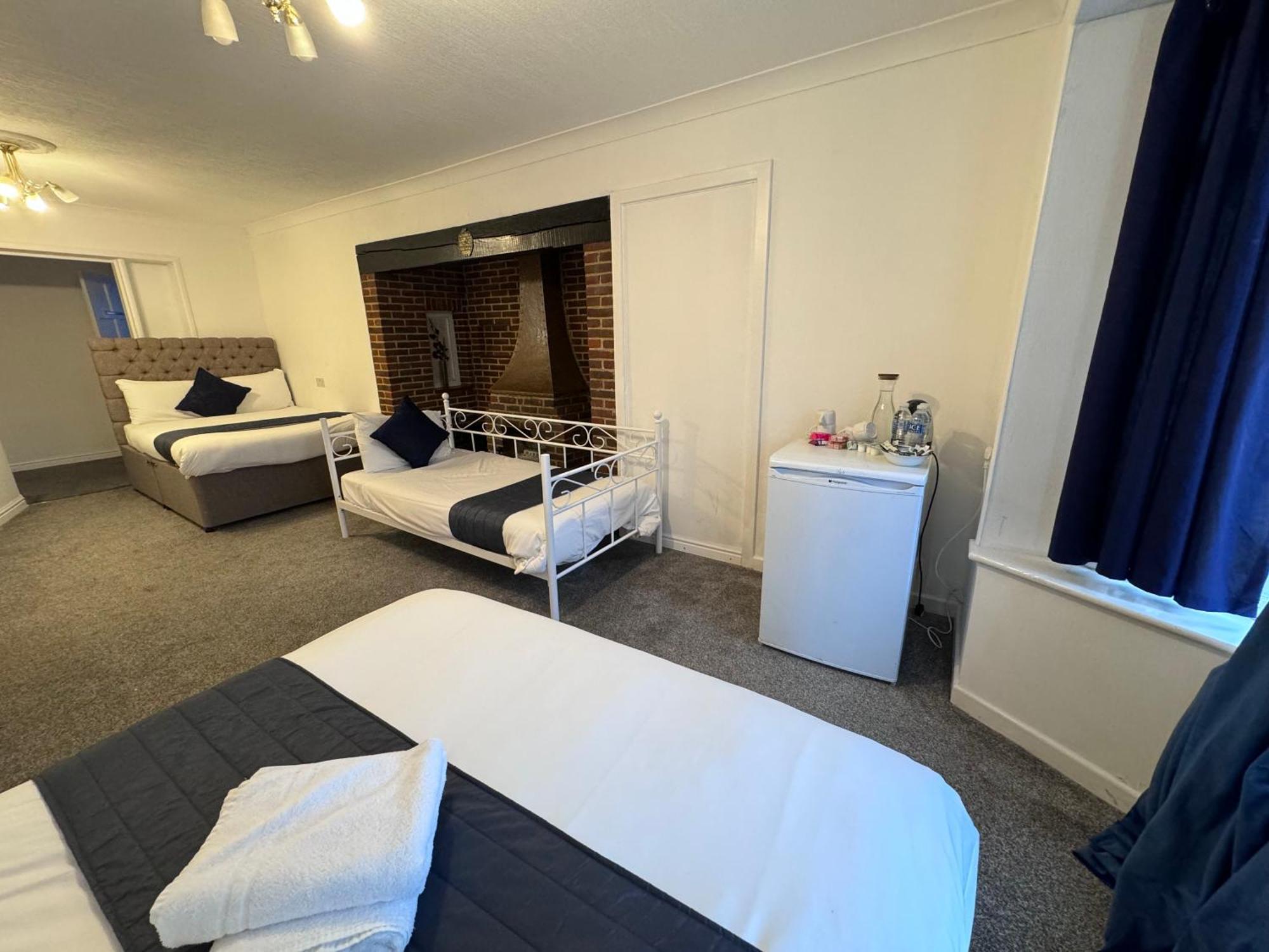 All Seasons Gatwick Guest House & Parking Horley Exterior photo