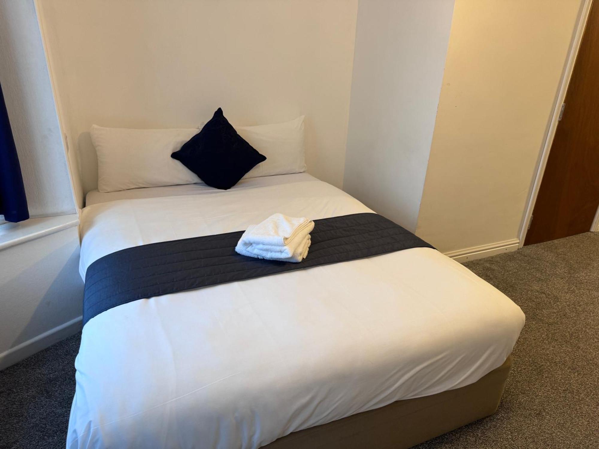 All Seasons Gatwick Guest House & Parking Horley Exterior photo