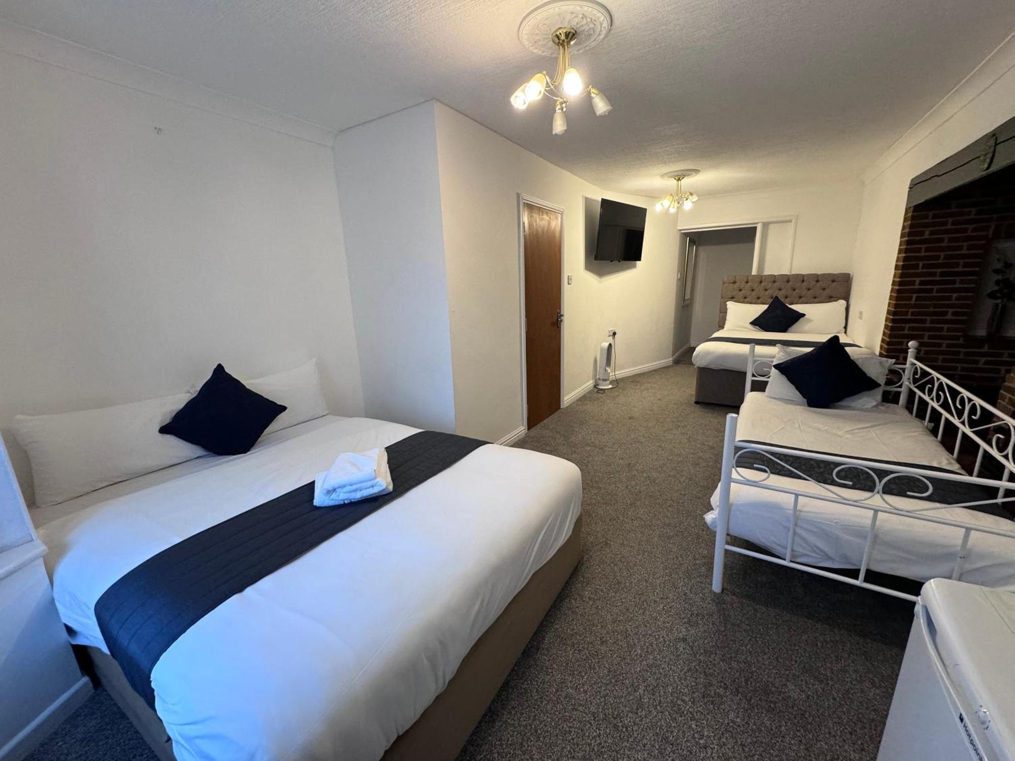 All Seasons Gatwick Guest House & Parking Horley Exterior photo