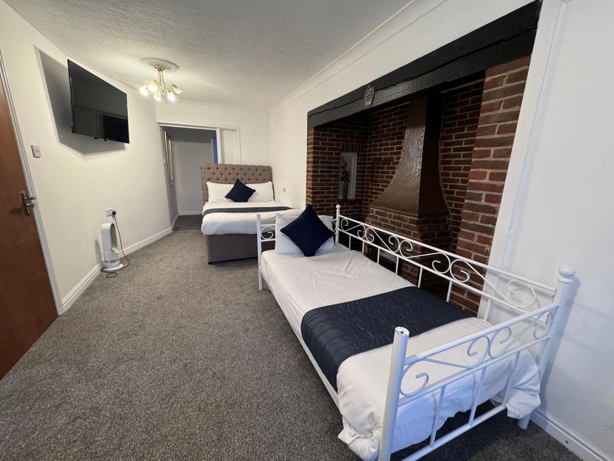 All Seasons Gatwick Guest House & Parking Horley Exterior photo