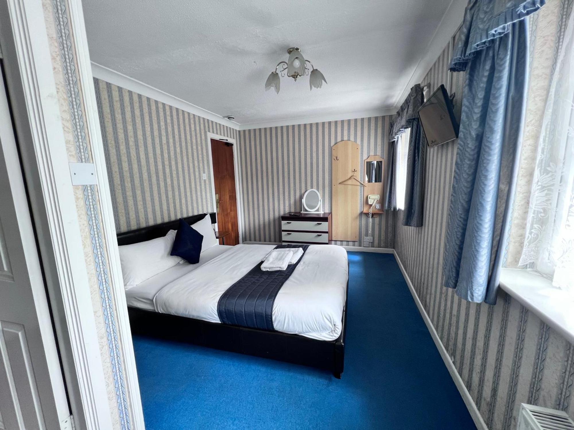 All Seasons Gatwick Guest House & Parking Horley Exterior photo