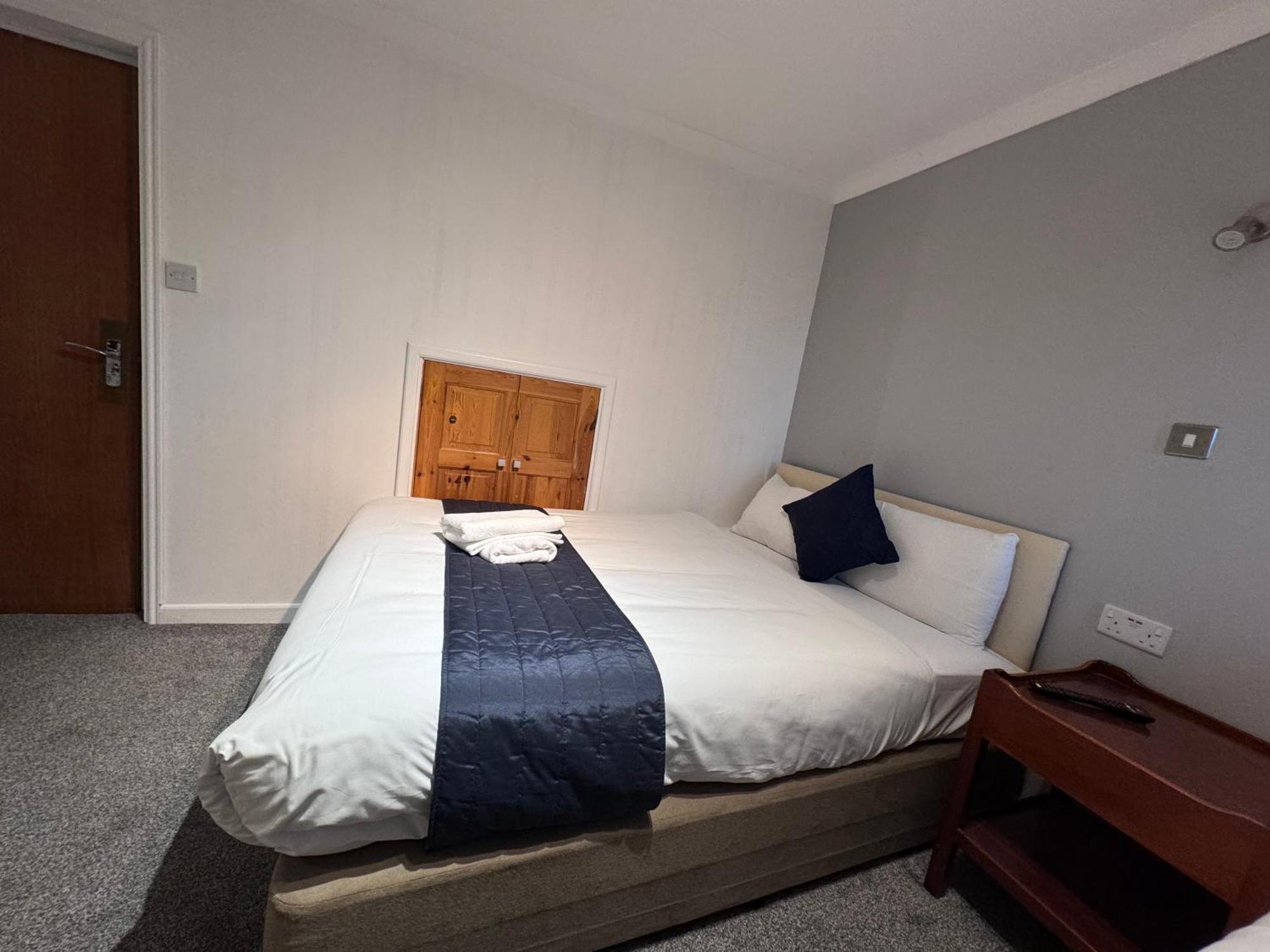 All Seasons Gatwick Guest House & Parking Horley Exterior photo