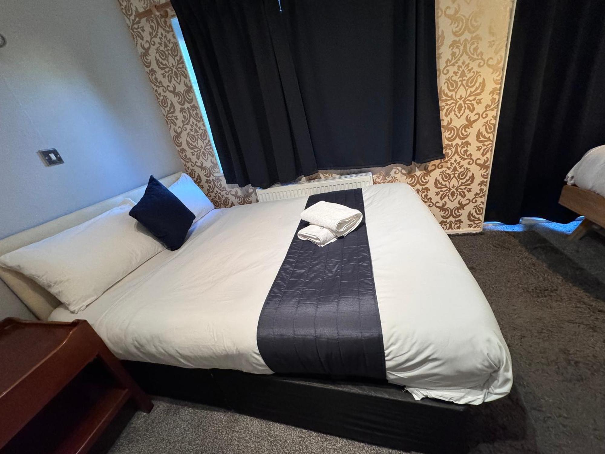 All Seasons Gatwick Guest House & Parking Horley Exterior photo