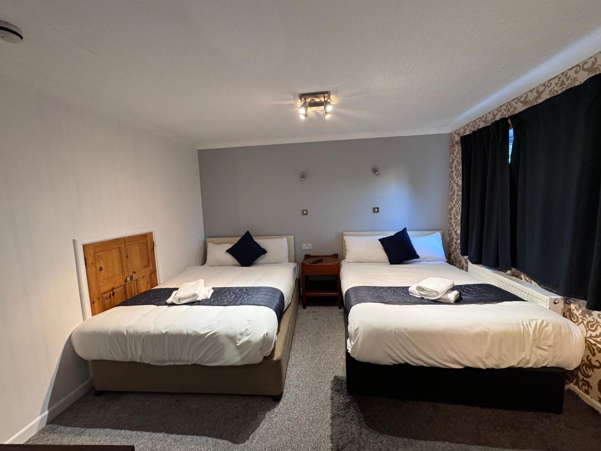 All Seasons Gatwick Guest House & Parking Horley Exterior photo