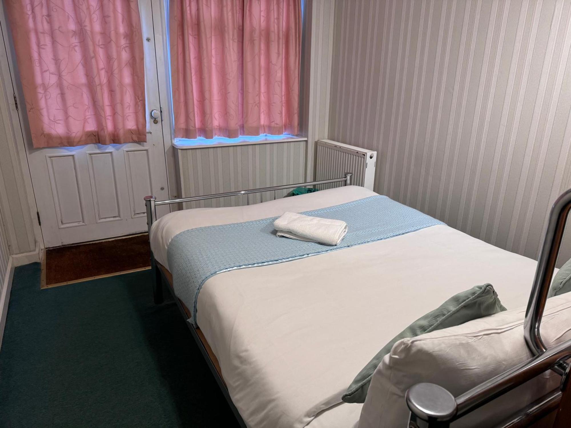 All Seasons Gatwick Guest House & Parking Horley Exterior photo