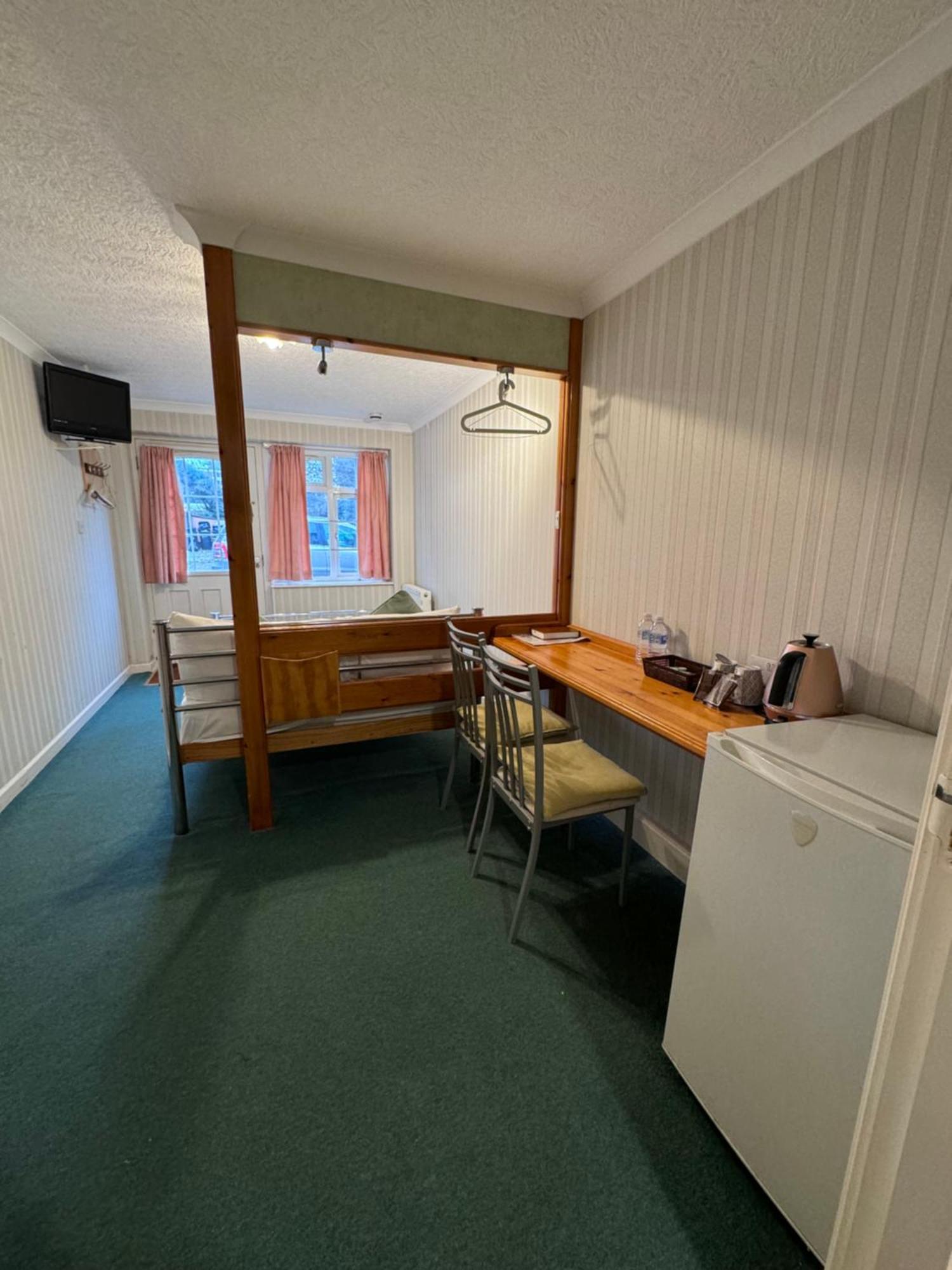 All Seasons Gatwick Guest House & Parking Horley Exterior photo