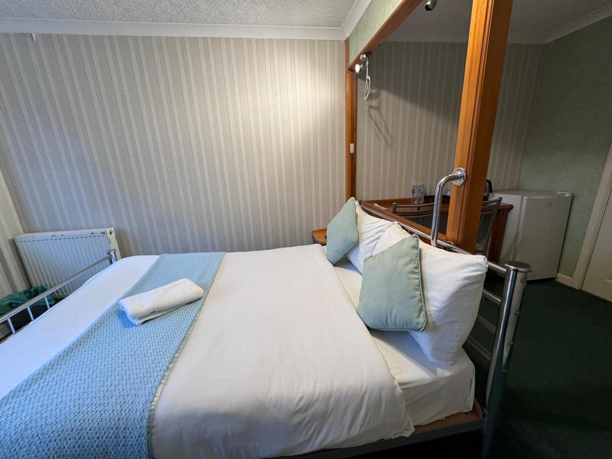 All Seasons Gatwick Guest House & Parking Horley Exterior photo