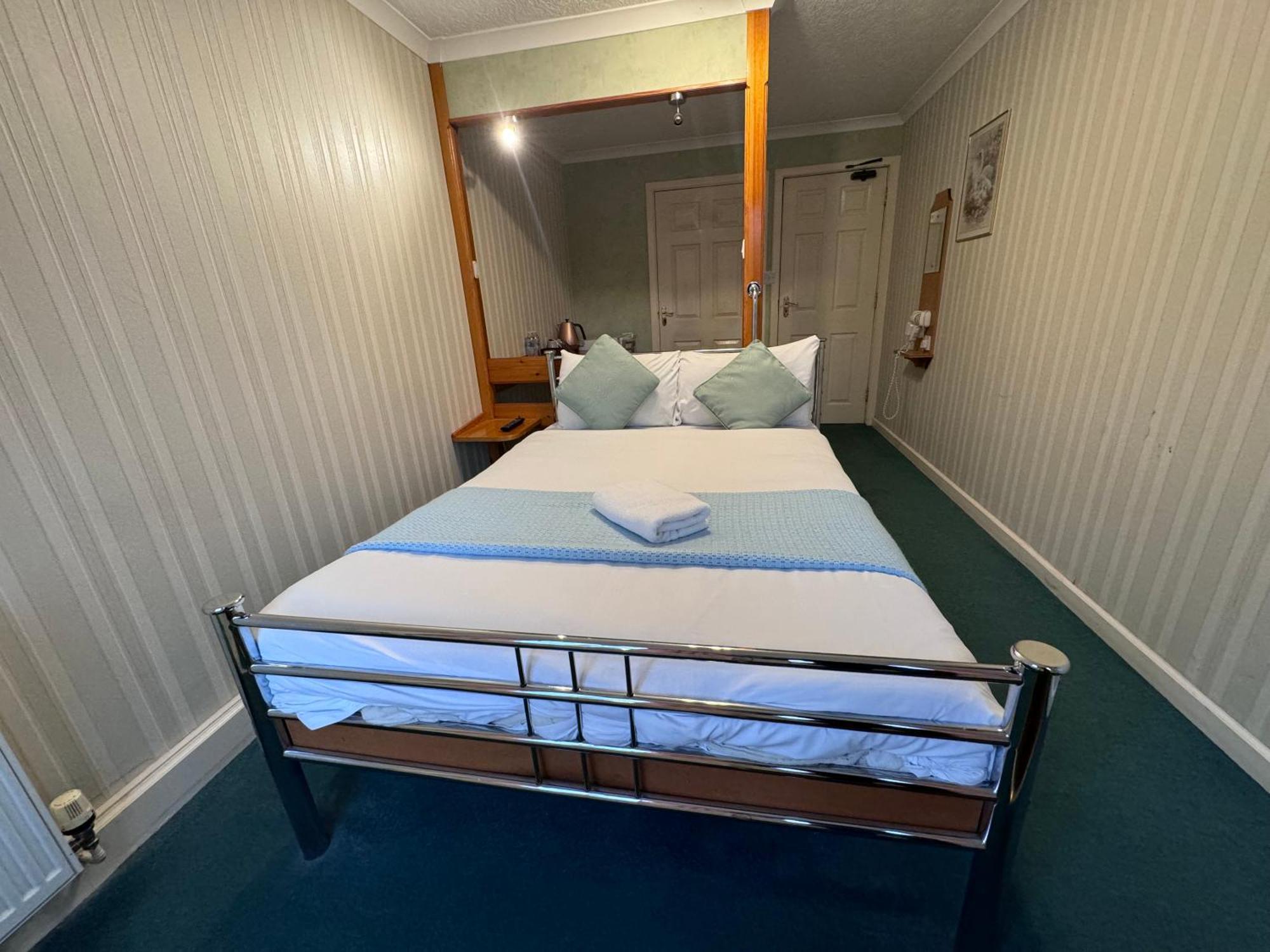 All Seasons Gatwick Guest House & Parking Horley Exterior photo