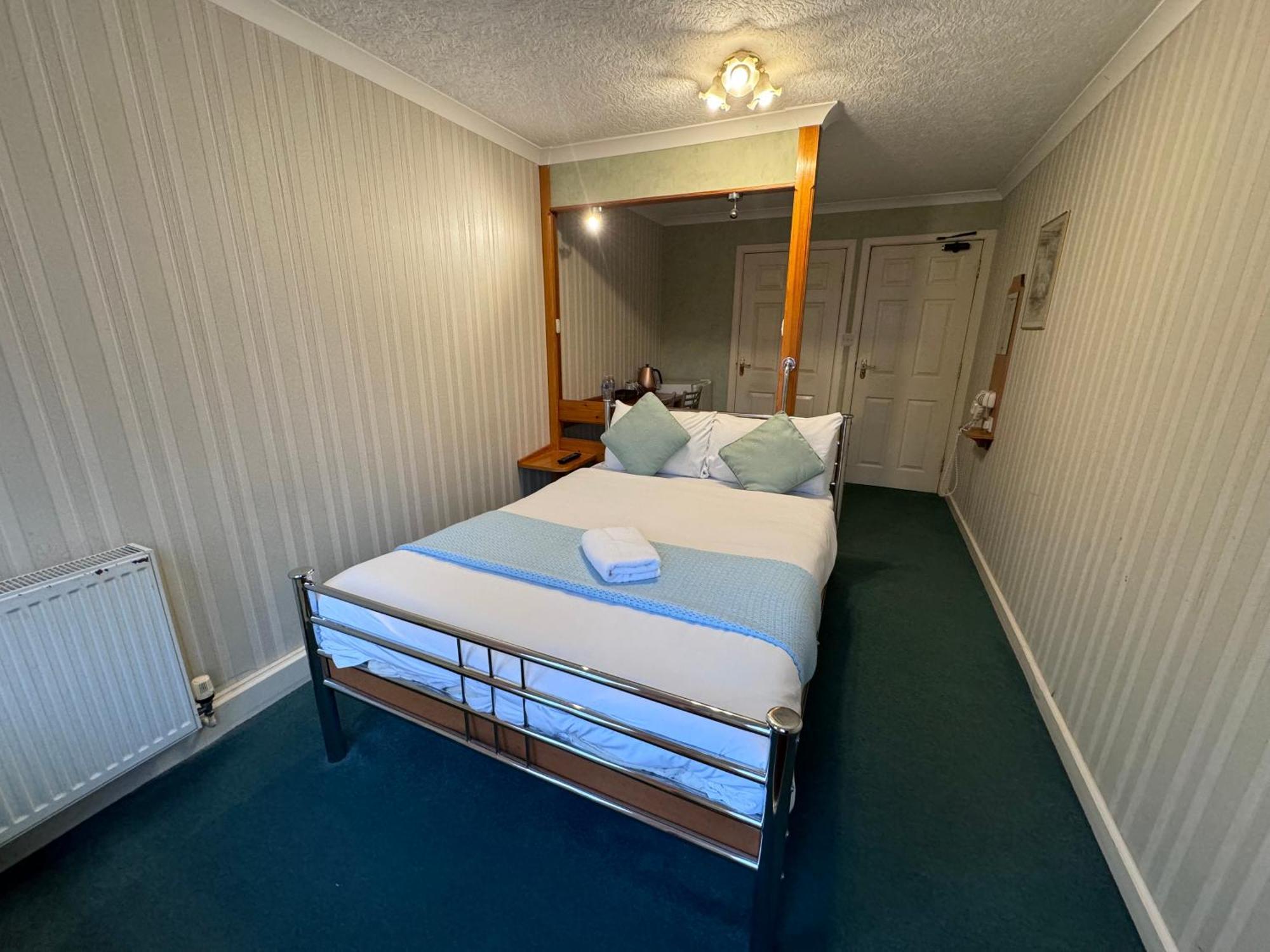 All Seasons Gatwick Guest House & Parking Horley Exterior photo