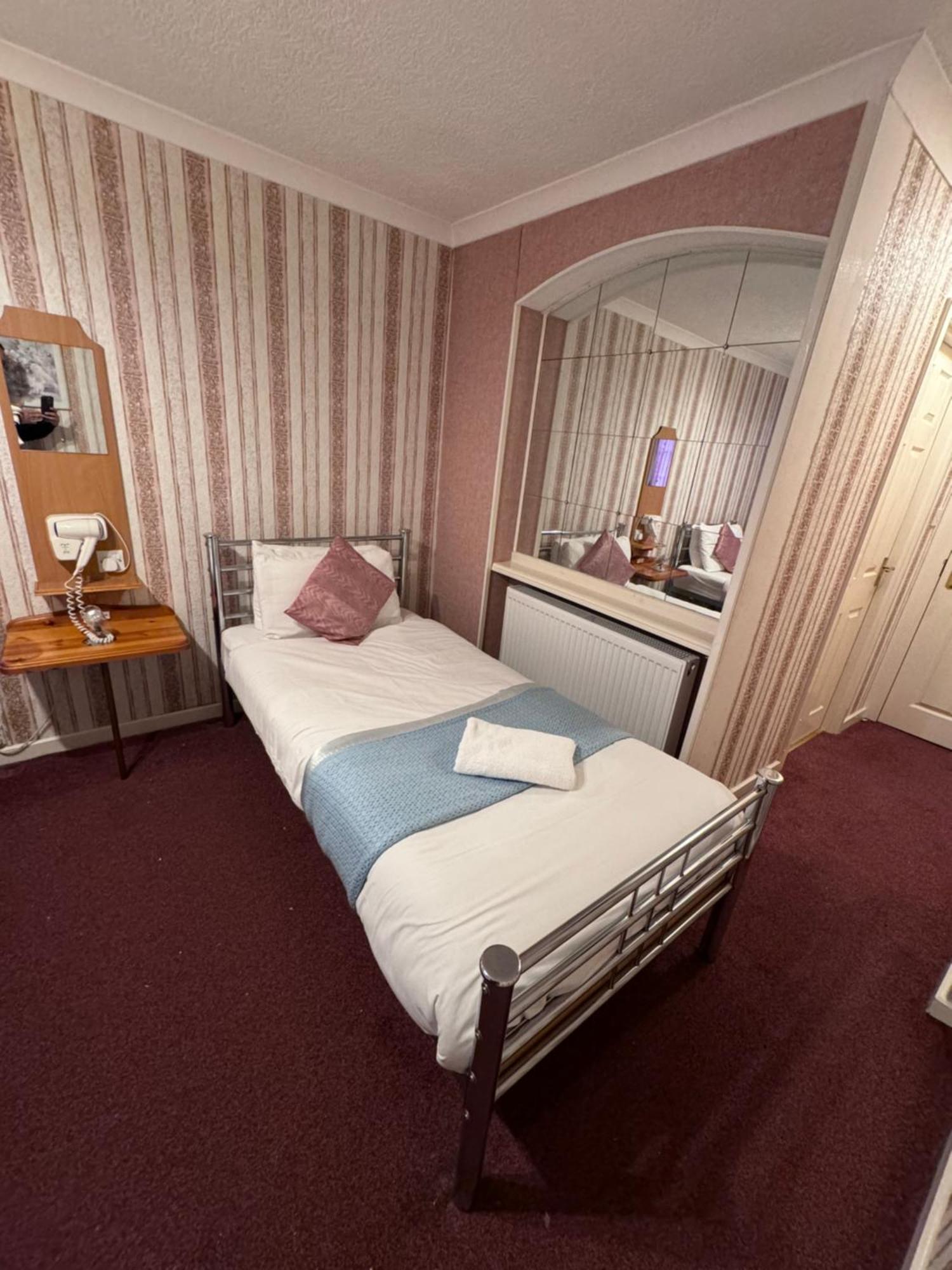 All Seasons Gatwick Guest House & Parking Horley Exterior photo