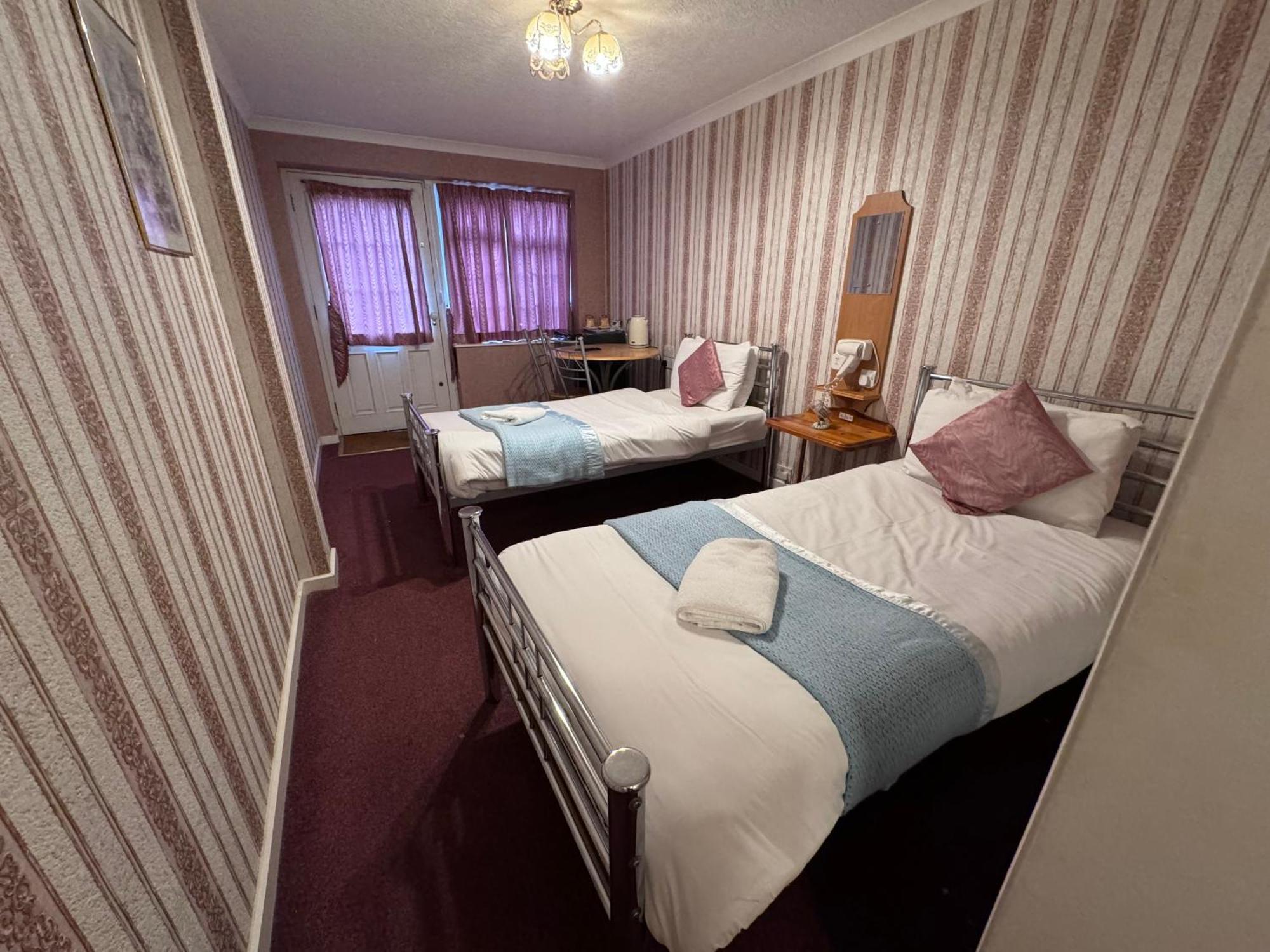 All Seasons Gatwick Guest House & Parking Horley Exterior photo