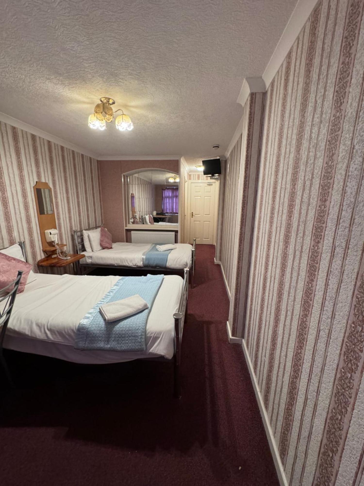 All Seasons Gatwick Guest House & Parking Horley Exterior photo