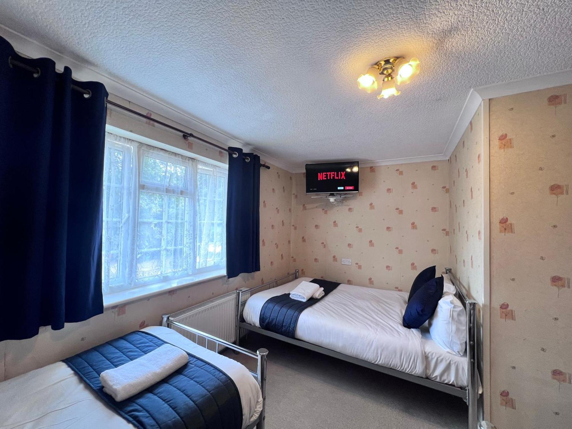 All Seasons Gatwick Guest House & Parking Horley Exterior photo