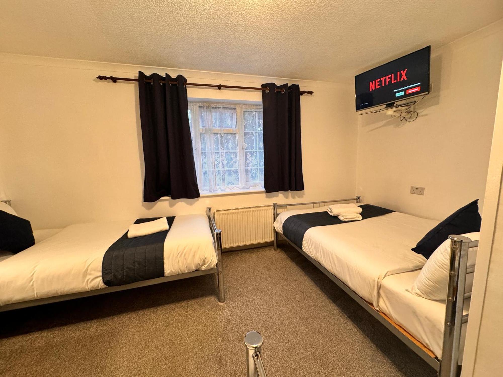 All Seasons Gatwick Guest House & Parking Horley Exterior photo