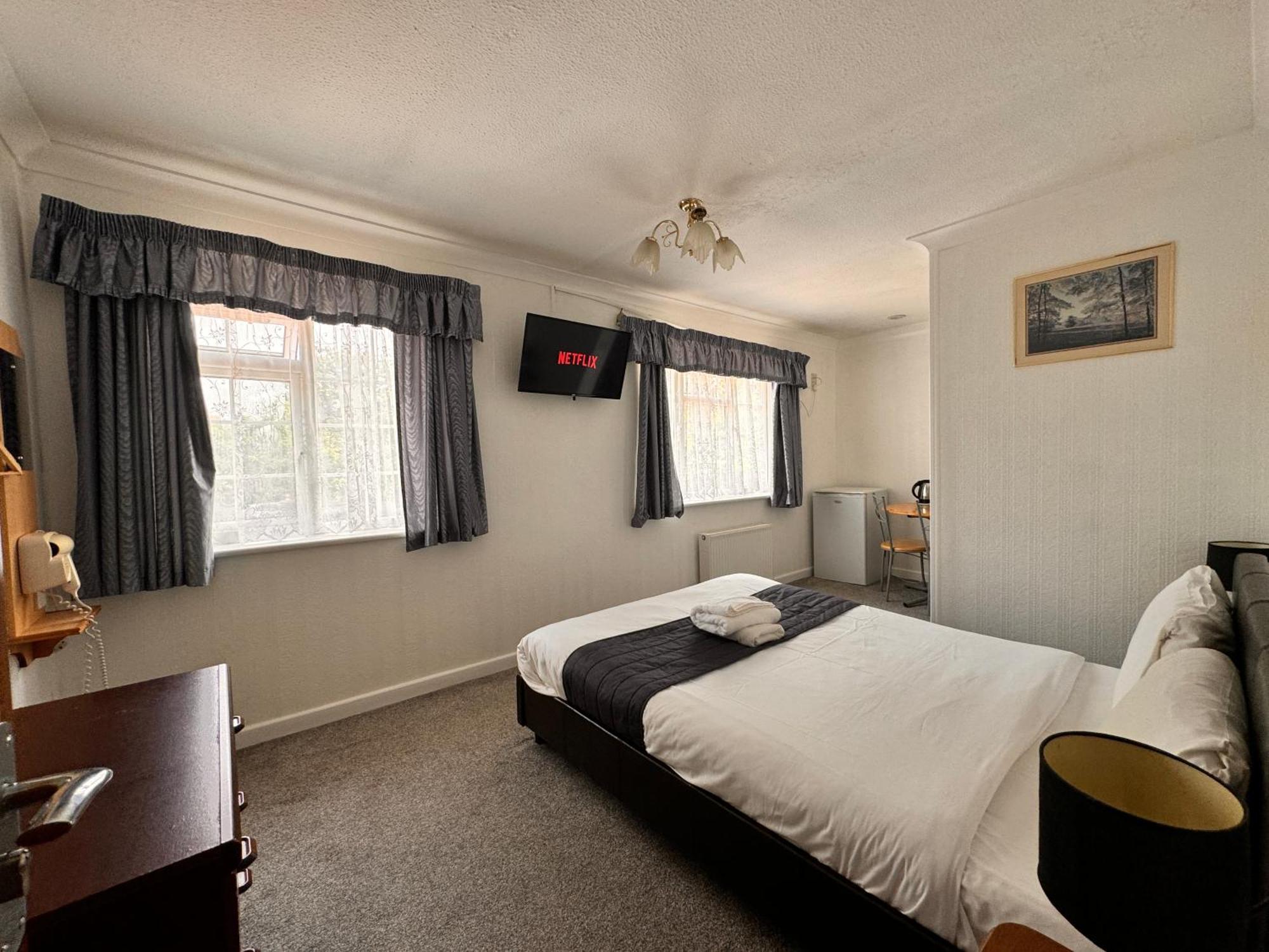 All Seasons Gatwick Guest House & Parking Horley Exterior photo