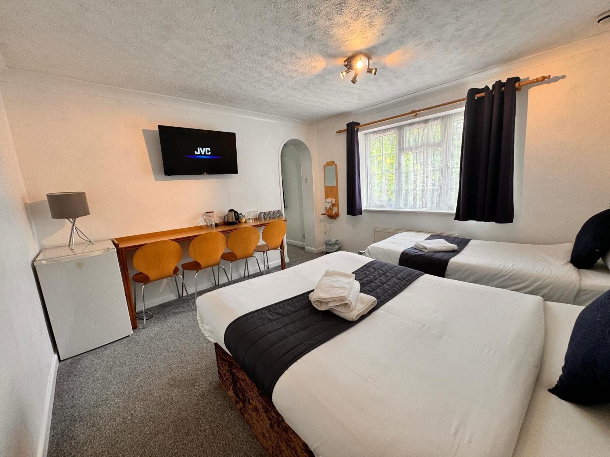 All Seasons Gatwick Guest House & Parking Horley Exterior photo