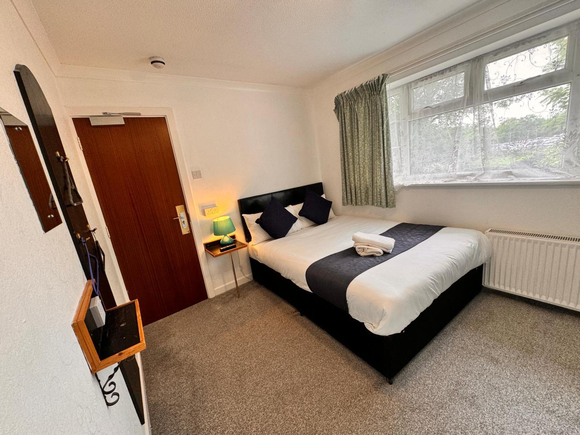 All Seasons Gatwick Guest House & Parking Horley Exterior photo