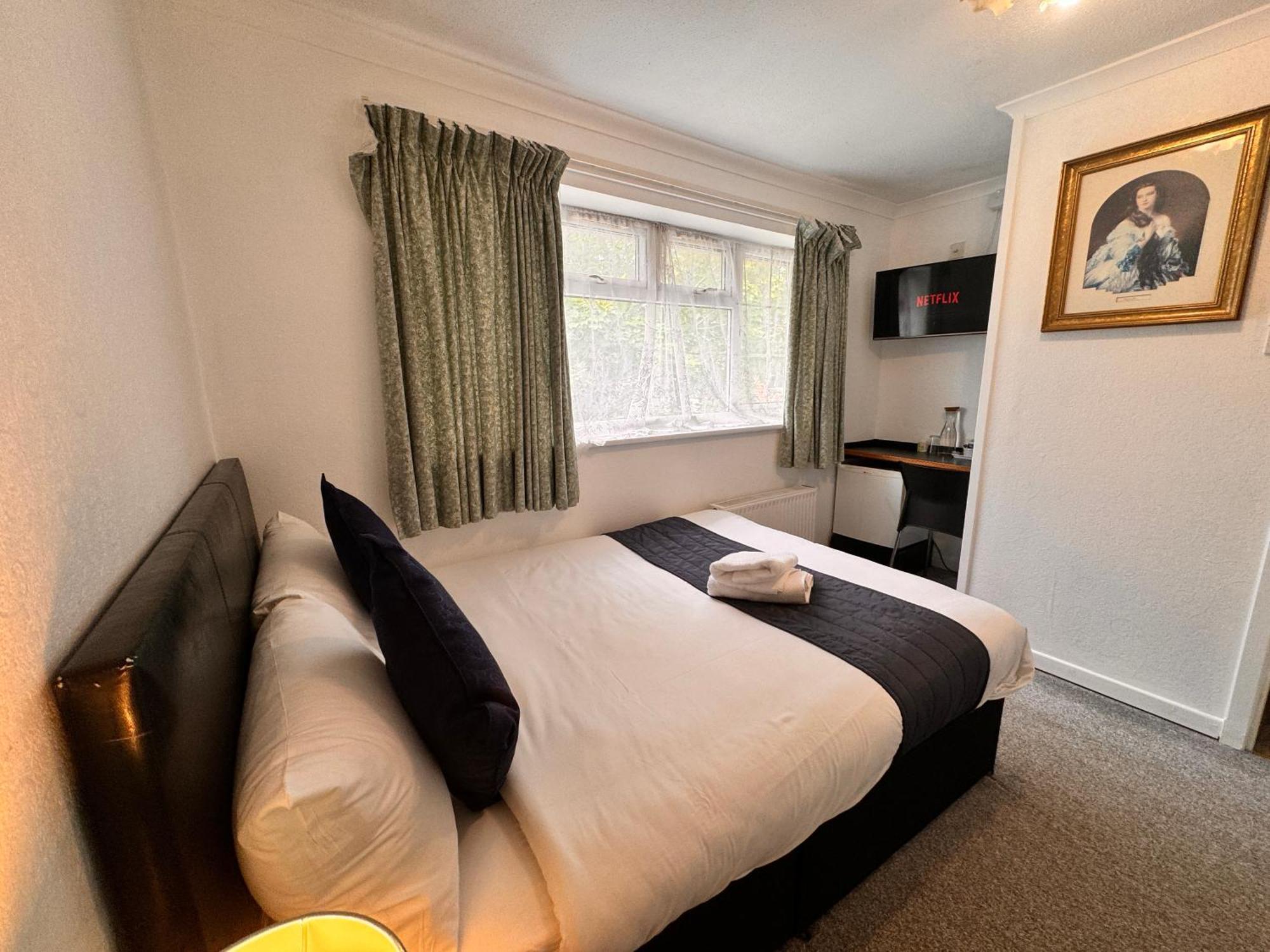 All Seasons Gatwick Guest House & Parking Horley Exterior photo
