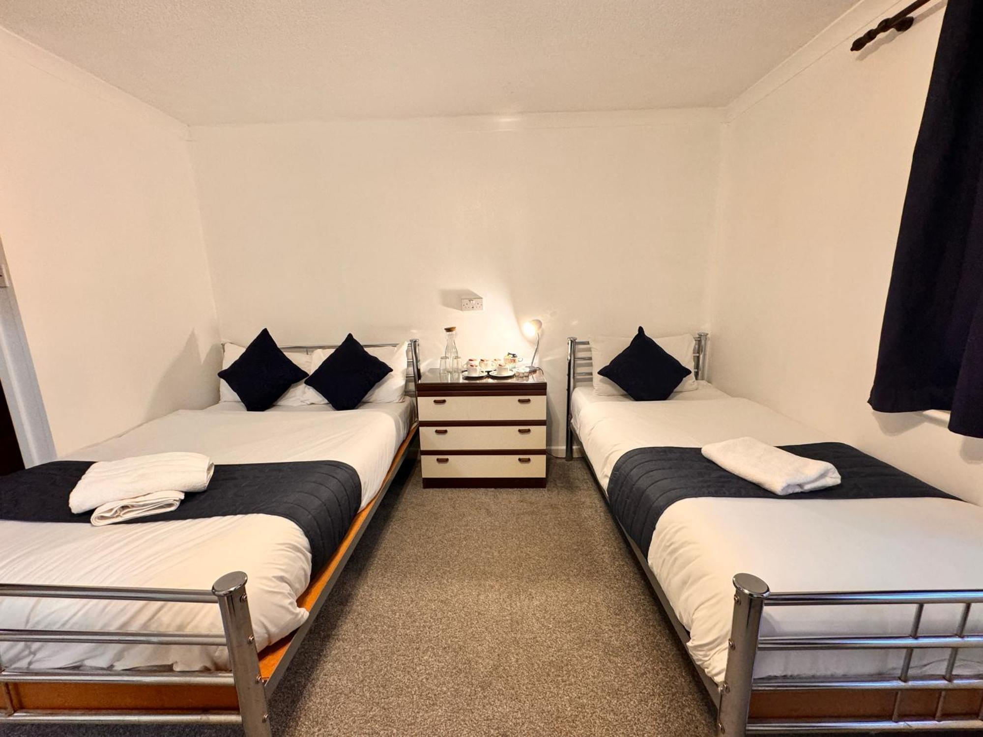 All Seasons Gatwick Guest House & Parking Horley Exterior photo