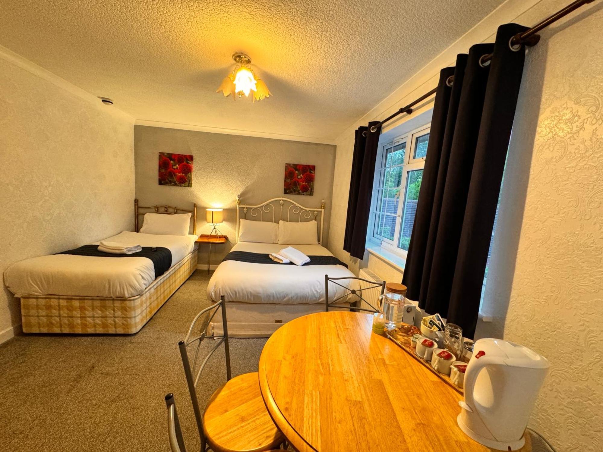 All Seasons Gatwick Guest House & Parking Horley Exterior photo