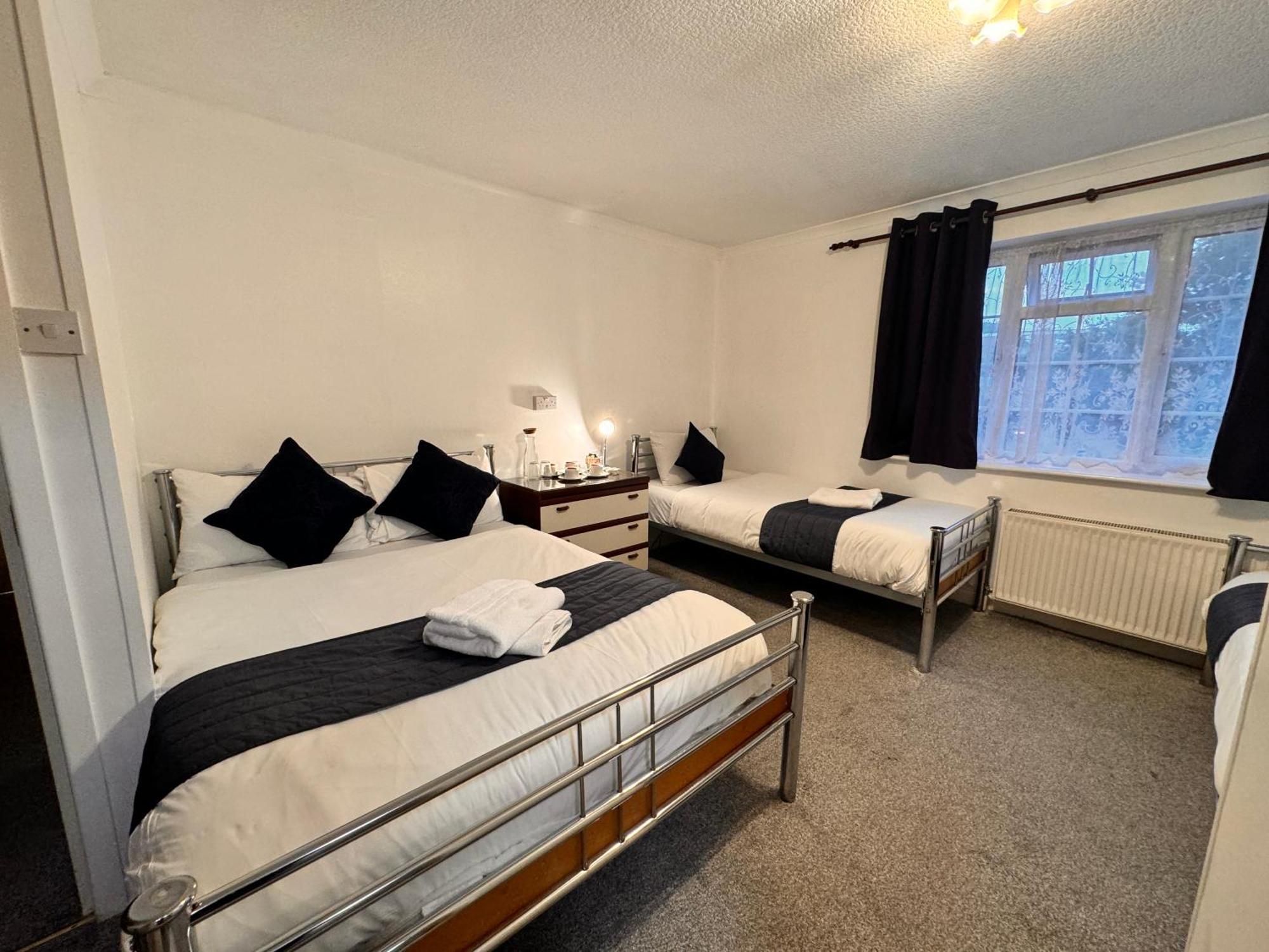 All Seasons Gatwick Guest House & Parking Horley Exterior photo