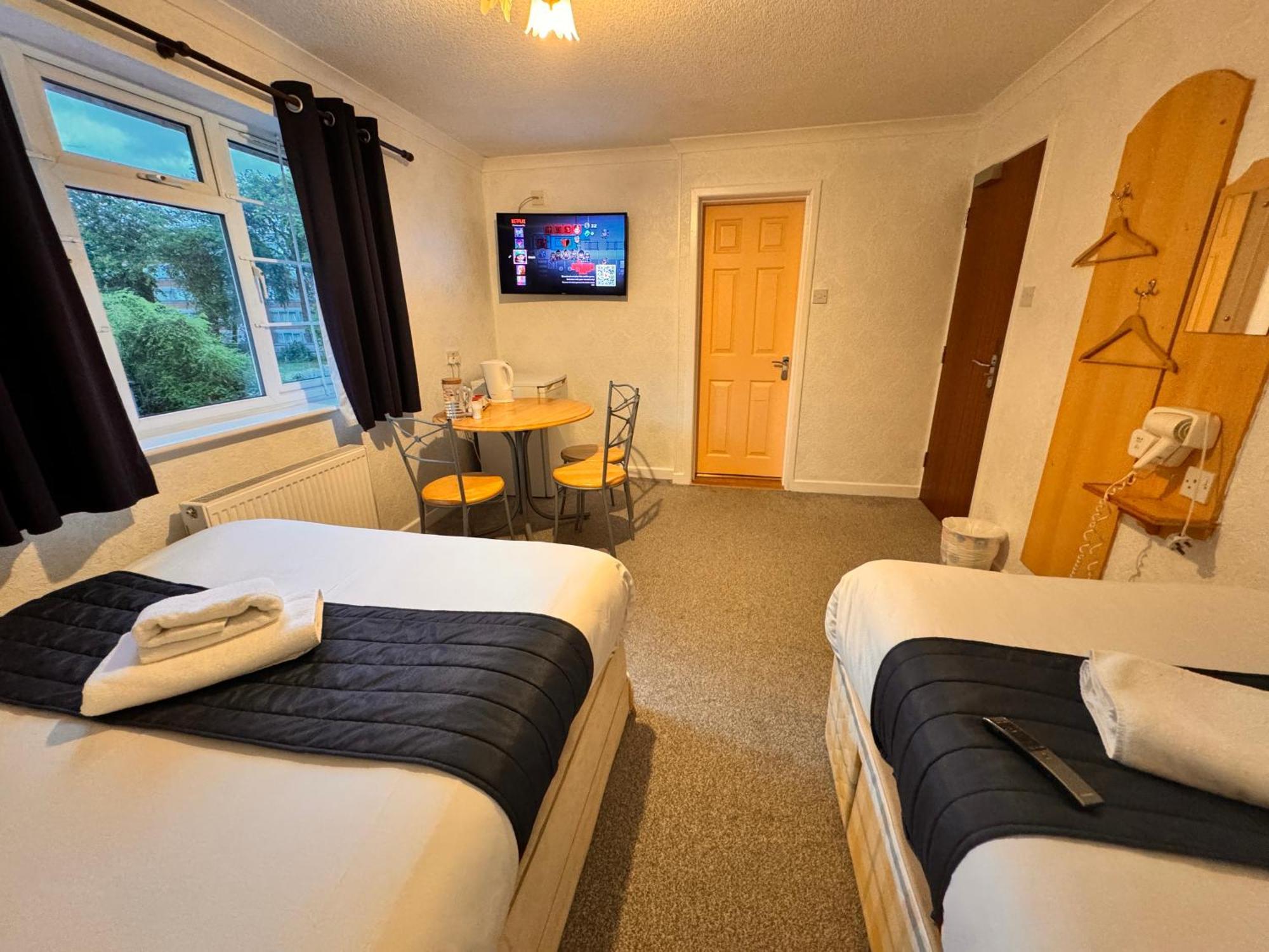 All Seasons Gatwick Guest House & Parking Horley Exterior photo