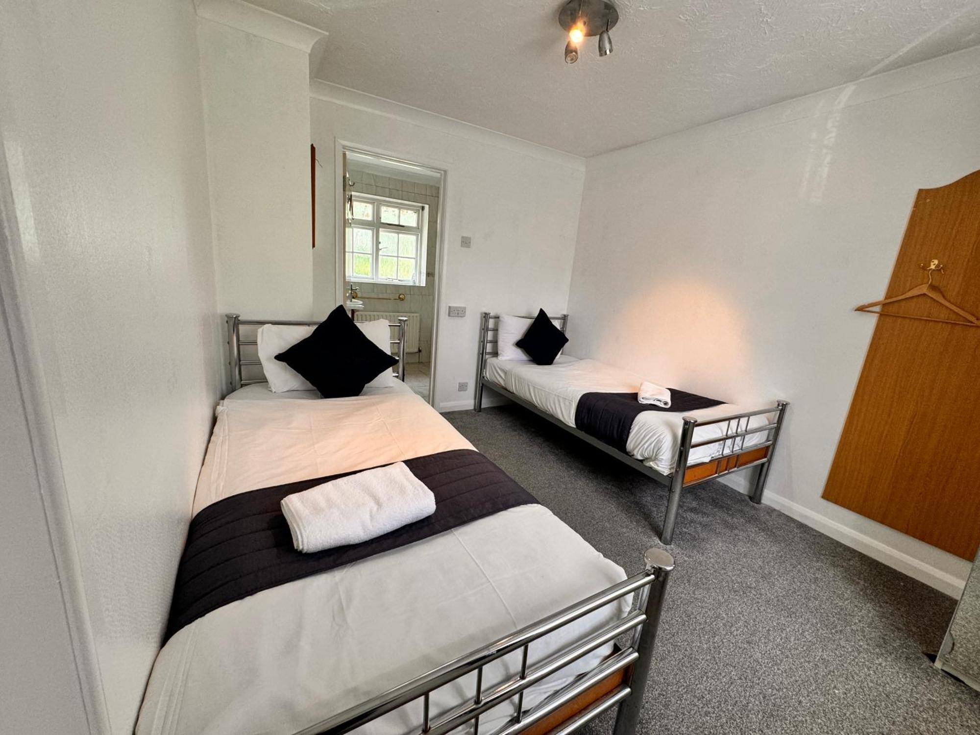 All Seasons Gatwick Guest House & Parking Horley Exterior photo