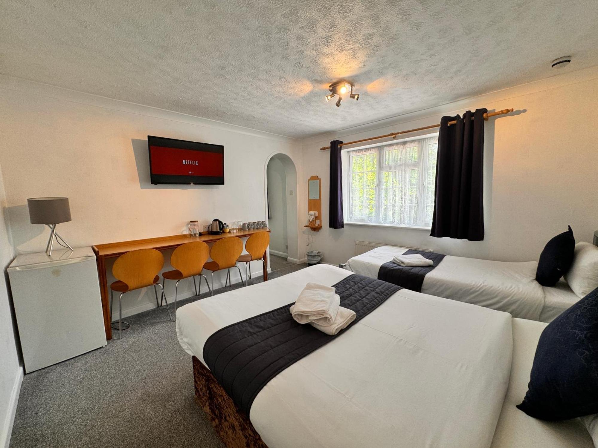 All Seasons Gatwick Guest House & Parking Horley Exterior photo