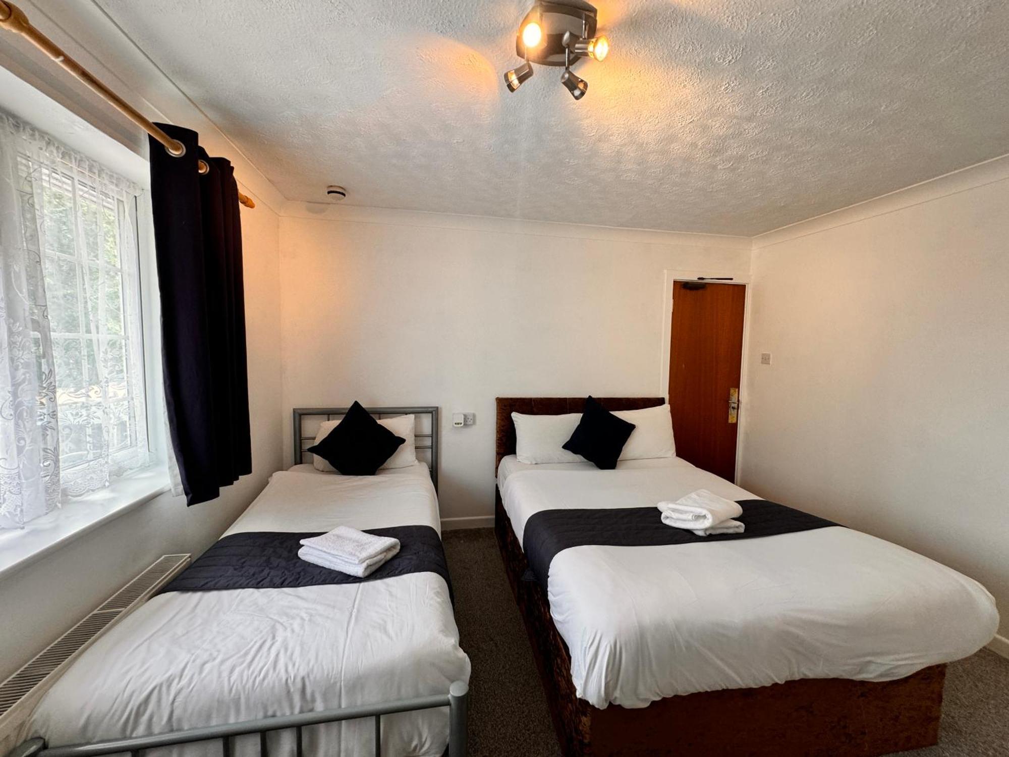 All Seasons Gatwick Guest House & Parking Horley Exterior photo