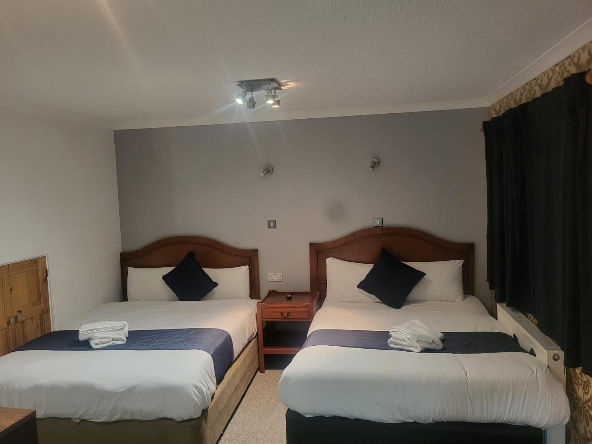 All Seasons Gatwick Guest House & Parking Horley Exterior photo