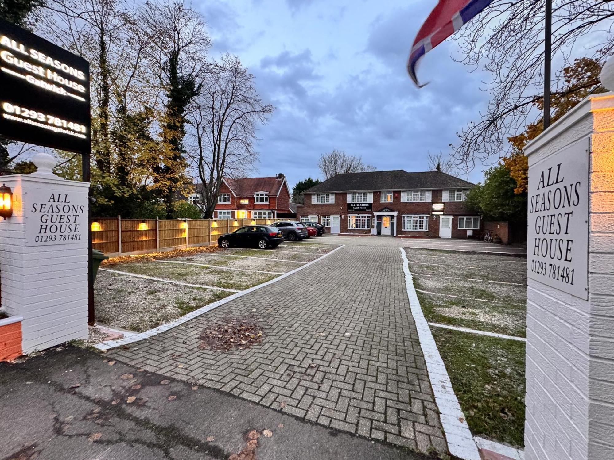 All Seasons Gatwick Guest House & Parking Horley Exterior photo